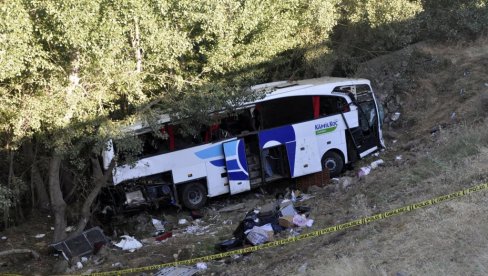 (UZNEMIRUJUĆI VIDEO) AUTOBUS SLETEO U JARUGU, POGINULO 12 PUTNIKA: Teška saobraćajna nesreća - velika tragedija potresla Tursku
