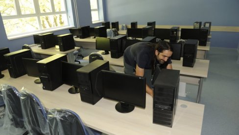 DECA NE ZNAJU DA ČITAJU I PIŠU, VRAĆAMO UDŽBENIKE: Švedska se pokajala zbog digitalizacije nastave