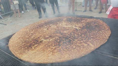 KAKO DA SE OKRENE PLJESKAVICA OD 80 KILOGRAMA MESA: Na Roštiljijadi u Leskovcu opet oboren rekord u pripremi najvećeg specijaliteta na svetu