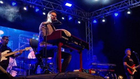 NA „ROŠTILJIJADI“ ZVUK GRAŠOVIH MORSKIH NOĆI: Petar Grašo iz Splita svojom muzikom doneo u Leskovac ljubav i miris Mediterana