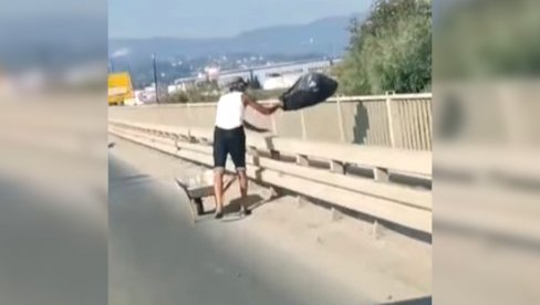 BACAO ĐUBRE SA MOSTA U MORAVU, STIGLA GA PAPRENA KAZNA: Identifikovan bahati muškarac iz Čačka (VIDEO)