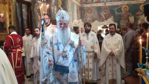 MOLIMO SE BOGORODICI DA NAS ČUVA OD SVAKOG ZLA: Slavskom liturgijom u manastiru Gračanica obeležena hramovna slava