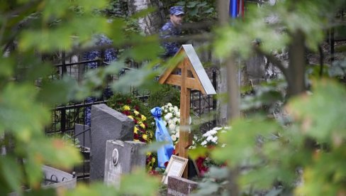 ПРВИ СНИМЦИ СА САХРАНЕ ЈЕВГЕНИЈА ПРИГОЖИНА: На гробљу наоружана полиција и приватно обезбеђење (ФОТО/ВИДЕО)