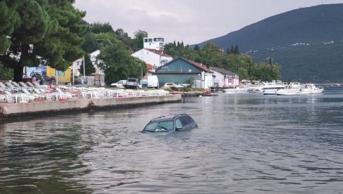 PRIRODA JE JAČA: Bujica odvukla automobil u more