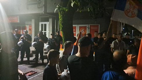 SRBI PROTESTUJU ISPRED PROSTORIJA EVROPA SAD U NIKŠIĆU: Litije širom Crne Gore (FOTO/VIDEO)