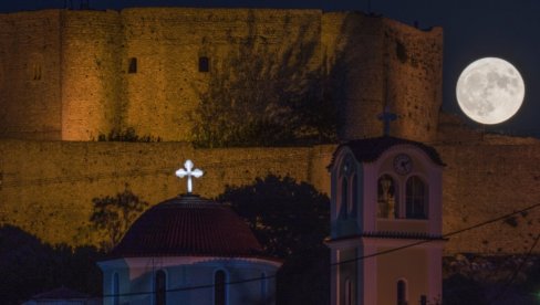 PLAVI MESEC ĆE VEČERAS OSVETLITI NEBO: Retka astronomska pojava - Javlja se svake dve do tri godine