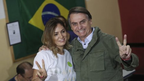 БОЛСОНАРОВИ СЕ БРАНИЛИ ЋУТАЊЕМ:  Настављена истрага о скупим поклонима бразилског брачног пара добијеним од шефова СА