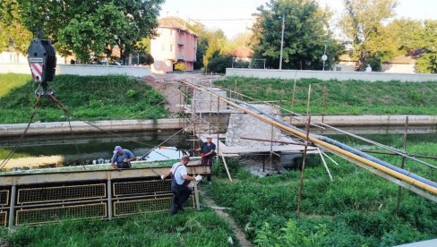 METALNI MOSTIĆ POSTAO ISTORIJA: U Paraćinu uklonjena četvrta pasarela (FOTO)