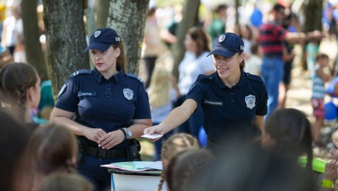 DECA SE DRUŽILA  SA POLICAJCIMA: Na Adi Ciganliji pripadnici MUP mališanima juče otkrivali tajne posle