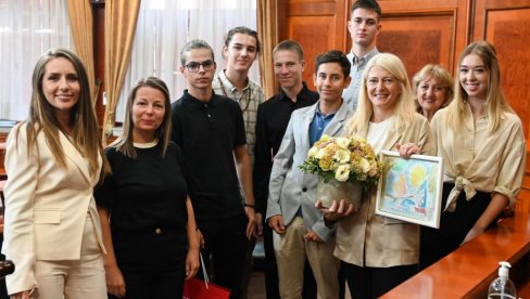 MINISTARKA BEGOVIĆ SA TIMOM UČENIKA KOJI UČESTVUJU NA FIRST GLOBAL CHALLENGE 2023: Srbija se priprema za olimpijadu u robotici (FOTO)