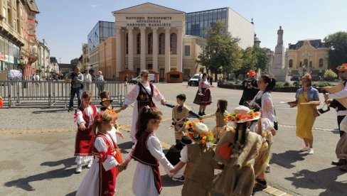 NARANDŽASTI KARAVAN KRENUO IZ KIKINDE: Promocija „Dana ludaje“ po gradovima Vojvodine