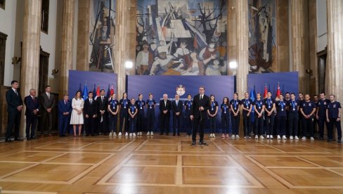 U PARIZU ĆE DRUGA PESMA DA BUDE: Vučić ugostio srpske odbojkašice - Srebrna medalja je najbolji poklon iz Brisela (VIDEO)