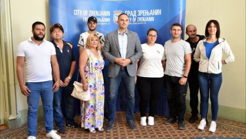 TRI SEOSKE KUĆE U BELOM BLATU, EČKI I TOMAŠEVCU: Novim vlasnicima čestitao gradonačelnik Zrenjanina (FOTO)