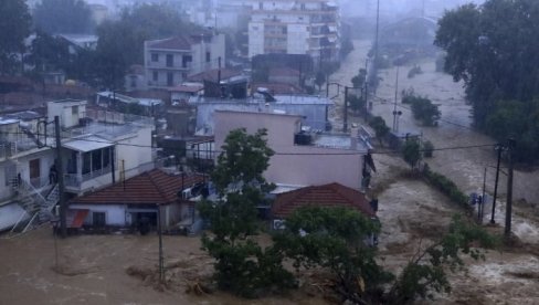 NEMA STRUJE, NI HRANE, SVE JE VODA ODNELA Srpski turisti iz Niša zarobljeni u Grčkoj zbog nevremena