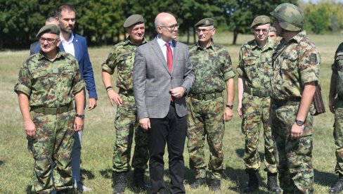 ONI SU BUDUĆNOST VOJSKE SRBIJE: Ministar Vučević obišao kadete na obuci u centru u Somboru (FOTO)