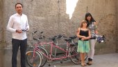 БИЦИКЛОМ ДО ЧИСТИЈЕГ ВАЗДУХА: Слепи и слабовиди у Суботици добили тандем бицикла