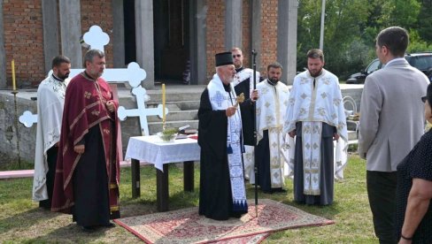 ОСВЕШТАН КРСТ ЦРКВЕ У БАТОВЦУ: Окончање радова следеће године ОСВЕШТАН КРСТ ЦРКВЕ У БАТОВЦУ: Окончање радова следеће године
