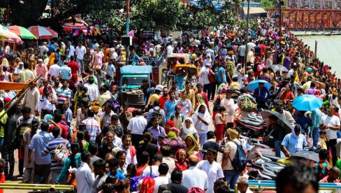 NI ŠIVA, NI VIŠNU, NEGO PLINSKA BOCA: Evo čemu se mole Indijci ovih dana i zašto (VIDEO)