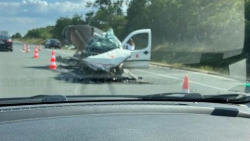 AUTOMOBIL ZGUŽVAN DO NEPREPOZNATLJIVOSTI: Prve slike i snimci saobraćajne nesreće na auto-putu Miloš Veliki (FOTO/VIDEO)