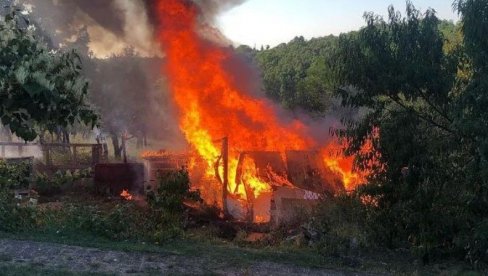 VATRA PROGUTALA POMOĆNI OBJEKAT: Požar u Barajevu, na sreću nije bilo povređenih (FOTO)