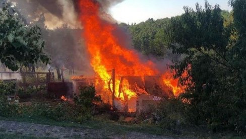 ВАТРА ПРОГУТАЛА ПОМОЋНИ ОБЈЕКАТ: Пожар у Барајеву, на срећу није било повређених (ФОТО) ВАТРА ПРОГУТАЛА ПОМОЋНИ ОБЈЕКАТ: Пожар у Барајеву, на срећу није било повређених (ФОТО)