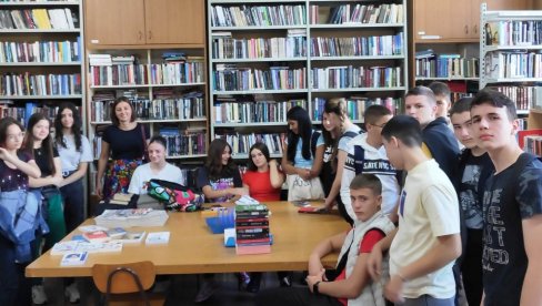 RADIONICA U PARAĆINSKOJ BIBLIOTECI: Povod – Međunarodni dan pismenosti (FOTO)