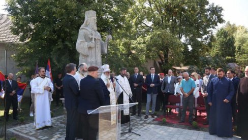 SPOMENIK ARSENIJU TREĆEM ČARNOJEVIĆU: Pored grobnice Čarnojevića u Ruskom Selu kod Kikinde sada novo obeležje