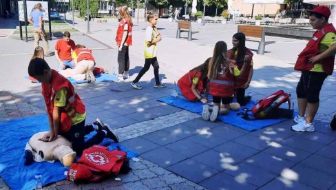 JAVNI ČAS PRVE POMOĆI: Demonstracija za građane Crvenog krsta u Paraćinu (FOTO)