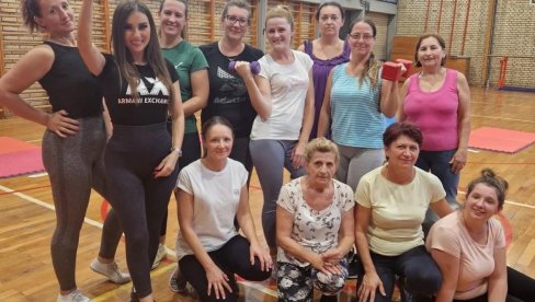 DOSEGNULA DO SVOG SNA RADI ONO ŠTO ODUVEK ŽELI: Iljana besplatno drži treninge za svoje meštanke (FOTO) DOSEGNULA DO SVOG SNA RADI ONO ŠTO ODUVEK ŽELI: Iljana besplatno drži treninge za svoje meštanke (FOTO)