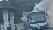 GOREO AUTOBUS KOD ARANĐELOVCA: Dim prekrio nebo, intervenisali vatrogasci (VIDEO)