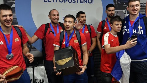 РЕШЕНА МИСТЕРИЈА АЛЕКСИНЕ КУТИЈЕ! Откривено шта је Аврамовић носио у рукама на дочеку српских кошаркаша
