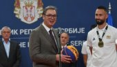 VUČIĆ SA BASKETAŠIMA Predsednik poručio: Za zlato na OI svakom po 200.000 evra (VIDEO)