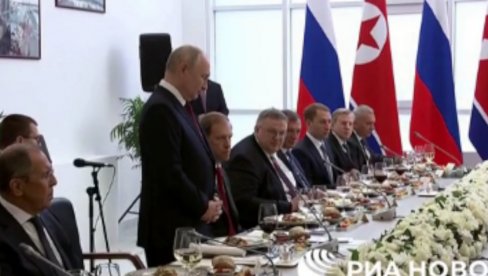 ДРУЖЕ ПУТИНЕ, ДА ВАМ ИЗРАЗИМ ЗАХВАЛНОСТ: Ким Џонг Ун подигао здравицу за победу Русије (ВИДЕО) ДРУЖЕ ПУТИНЕ, ДА ВАМ ИЗРАЗИМ ЗАХВАЛНОСТ: Ким Џонг Ун подигао здравицу за победу Русије (ВИДЕО)