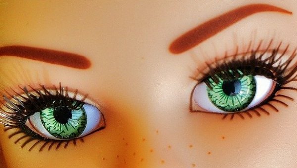 СЕКСУАЛНЕ ЛУТКЕ С ДЕЧЈИМ ЛИКОМ: Француска јавност запањена производом фирме која отвара свој први бутик гардеробе у Паризу