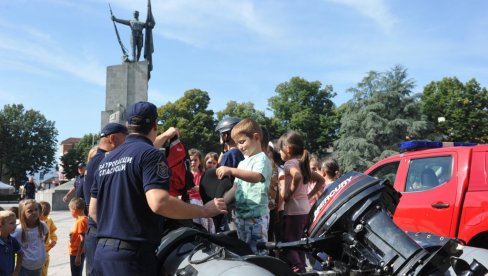 SPEKTAKL ZA NAJMLAĐE: U Kraljevu obeležen dan Sektora za vanredne situacije (FOTO)