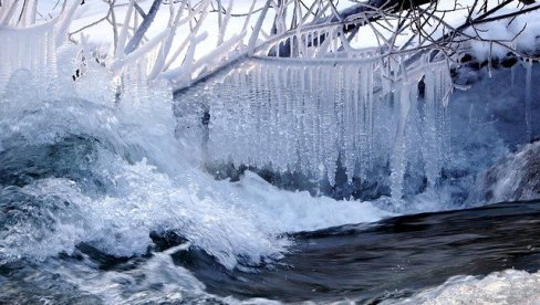 TRAGEDIJA U ESTONIJI: Zaleđeni vodopad se obrušio na turiste (VIDEO)