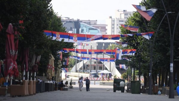 ПРОТЕСТНИ СКУП У КОСОВСКОЈ МИТРОВИЦИ: Србима се угрожава опстанак на вековним огњиштима