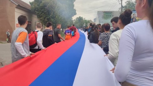 RAZVILI TROBOJKU 105 METARA DUGAČKU: U Srpskoj Crnji obeležen Dan srpskog jedinstva, slobode i nacionalne zastave (FOTO)