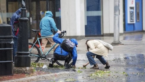 ZBOG OLUJE HILJADE LJUDI U SAD I KANADI BEZ STRUJE: Vetar čupao drveće, putevi poplavljeni, stradala jedna osoba