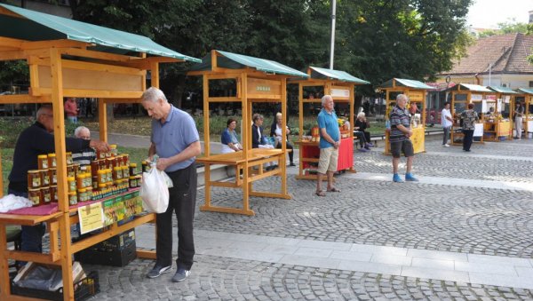 И ХРАНА И ЛЕК: Традиционални сајам меда у центру Краљева