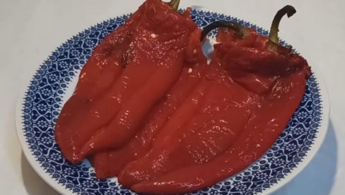 TRIKOVI I SAVETI ZA BRŽE LJUŠTENJE PEČENIH PAPRIKA: Ajvar od cepkanih paprika koji se brže priprema i punijeg je ukusa