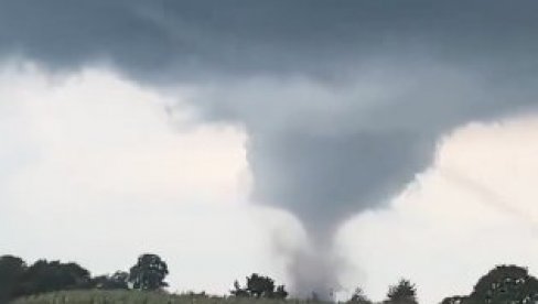 TORNADO PODIGAO I PREVRNUO KUĆU: Neverovatan snimak sa Santorinija (VIDEO)