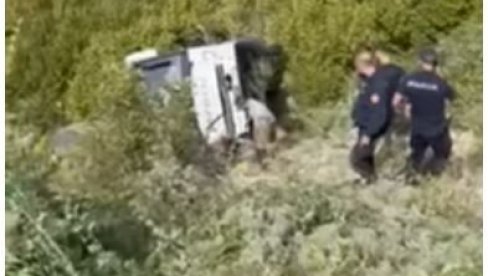 SNIMCI SA MESTA TEŠKE NESREĆE U CRNOJ GORI: Autobus u provaliji - u toku akcija izvlačenja povređenih (VIDEO)