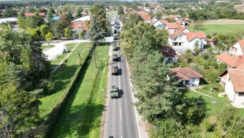 МАНЕВАР КА КОПНЕНОЈ ЗОНИ БЕЗБЕДНОСТИ: Колона оклопних возила Војске Србије креће се од Краљева ка Рашкој (ВИДЕО) МАНЕВАР КА КОПНЕНОЈ ЗОНИ БЕЗБЕДНОСТИ: Колона оклопних возила Војске Србије креће се од Краљева ка Рашкој (ВИДЕО)