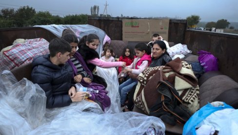 ЕГЗОДУС ЈЕРМЕНА ИЗ НАГОРНО-КАРАБАХА: Десетине деце стижу до Јерменије