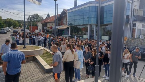 SRBI IZ KOSOVSKOG POMORAVLJA TUGUJU ZA UBIJENOM BRAĆOM: U redovima stoje kako bi zapalili sveće i odali počast (FOTO)