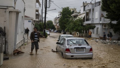 ДРАМАТИЧНИ СНИМЦИ ИЗ ГРЧКЕ: Катастрофа у Евији, Волос под водом - стотине евакуисаних (ВИДЕО)