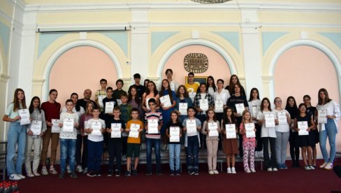 NAGRADE ZA 56 ĐAKA: Opština Negotin nagradila najbolje osnovce i srednjoškolce