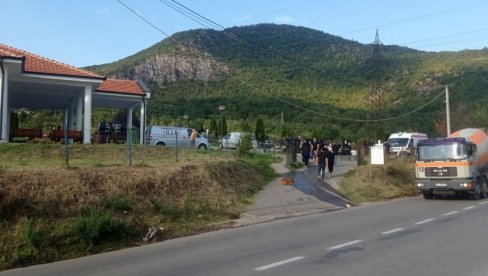 POTRESNI PRIZORI, PORODICE U SUZAMA: Tela trojice Srba ubijenih u Banjskoj stigla u Zvečan (FOTO/VIDEO)