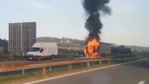 GORI KAMION NA AUTO-PUTU: LJudi izašli iz automobila i nemoćno posmatraju (VIDEO)